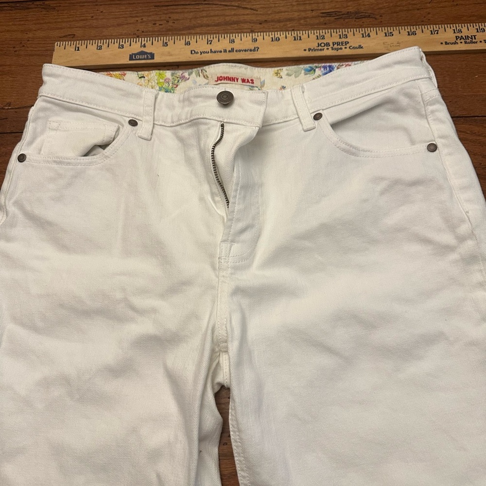 Women’s Johnny Was white decorated stretch jeans size 31